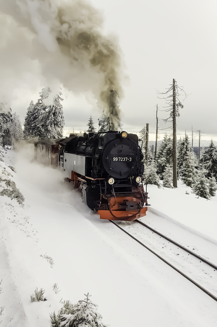 Im Winter näht sich ein Zug Bahnhof Goetheweg am Brocken im Harz